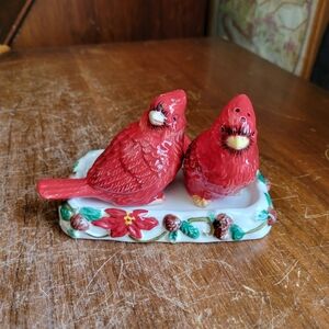 Ganz Cardinals on Tray Salt & Pepper S&P Christmas Pair Holly Pointsetta W/ Plug
